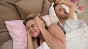 Erst einmal  ist die nächtliche Geräuschkulisse für den Bettpartner eine größere Belastung als für den Verursacher. Doch  tatsächlich gefährden  Schnarcher auf Dauer  sich selbst. Foto: dpa