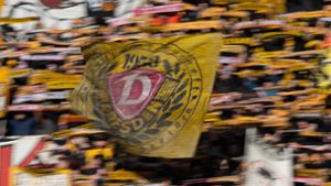 Einige Fans von Dynamo Dresden sollen Felix Götze beleidigt und bespuckt haben. Foto: Robert Michael/dpa