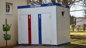 Mit dem Toilettencontainer müssen sich die Besucher des Hauptfriedhofs in Steinhaldenfeld noch eine Weile abfinden, da  für die Sanierung der WCs neben der Aussegnungshalle umfangreiche Baumaßnahmen nötig sind. Foto:  
