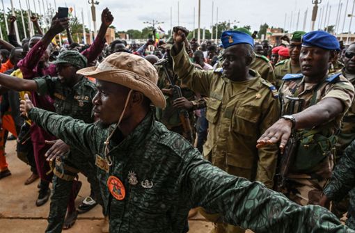 Unterstützer des Putsches begrüßen einen Vertreter der Militärjunta, Oberst-Major Amadou Abdramane (2. v.r.). Foto: AFP