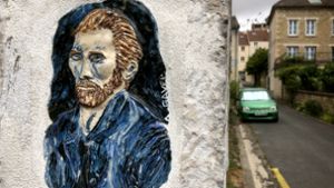 Eine kleine Keramiktafel erinnert an einer Straßenecke in Auvers-sur-Oise an den Künstler Vincent van Gogh. In der kleinen französischen Stadt wurde nun der Ort entdeckt, wo er sein letztes Bild malte. Foto: Krohn/Krohn