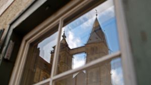 Die mysteriösen Kirchentürme der Stadtkirche St. Dionys. Hier betrachtet aus einer etwas anderen, einer Fensterscheibenperspektive. Foto: Horst Rudel