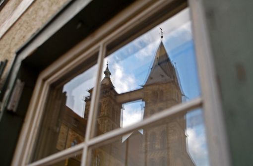 Die mysteriösen Kirchentürme der Stadtkirche St. Dionys. Hier betrachtet aus einer etwas anderen, einer Fensterscheibenperspektive. Foto: Horst Rudel