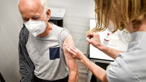 Hertlin Klöcker  (81) kommt zur  Drittimpfung extra aus Leonberg ins Impfzentrum des  Robert-Bosch-Krankenhauses. Foto: Lichtgut/Ferdinando Iannone