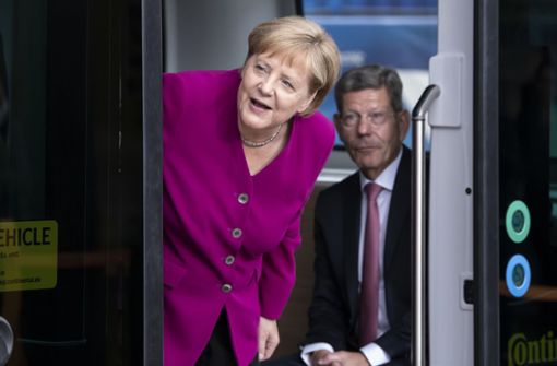 Mattes und Merkel auf der IAA – kurz darauf kündigte der Verbandschef seinen Rücktritt an Foto: dpa