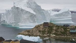 Spinnerei oder ein „interessantes Immobiliengeschäft“?  Ein Eisberg schwimmt vor der grönländischen Küste am Dorf Innaarsuit vorbei. Foto: picture alliance/dpa