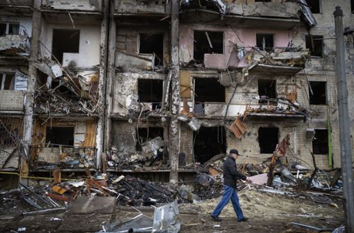 Ein Mann geht an einem Gebäude vorbei, das nach einem Raketenangriff in Kiew beschädigt wurde. Foto: dpa/Emilio Morenatti