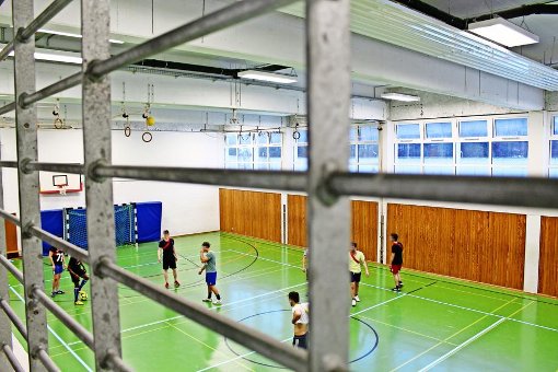 Schwere Jungs beim leichten Spiel: Die Insassen der JVA Adelsheim spielen in der Sporthalle des Gefängnisses Fußball Foto: Mayer