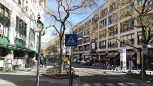 An der Eberhardstraße soll es künftig weniger Autos und mehr Grün geben. Anwohner befürchten aber gravierende Nachteile. Foto: Cedric Rehman
