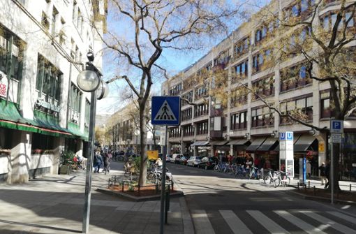 An der Eberhardstraße soll es künftig weniger Autos und mehr Grün geben. Anwohner befürchten aber gravierende Nachteile. Foto: Cedric Rehman