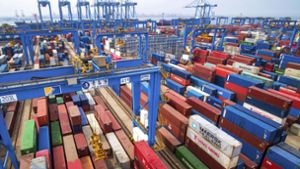 Der Handel mit China ist insbesondere für die deutsche Wirtschaft existenziell. Im Bild der Containerhafen von Qingdao. Foto: picture alliance/dpa