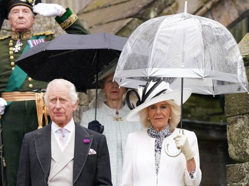 König Charles III. und Königin Camilla während ihrer regnerischen Gartenparty in Edinburgh. Foto: JONATHAN BRADY/POOL/AFP via Getty Images
