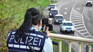 Schnellfahrer im Visier: Die Polizei verbringt nun Extrastunden bei der Verkehrsüberwachung. Foto: dpa/Bernd Weissbrod