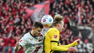 Leverkusens Josip Stanisic und Dortmunds Julian Brandt kämpfen um den Ball. Foto: Federico Gambarini/dpa