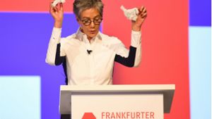 Ohne Schutzhandschuhe läuft in diesem Jahr in Frankfurt gar nichts: Karin Schmidt-Friderichs bei der Eröffnung der Buchmesse. Foto: dpa/Arne Dedert