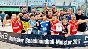 In Siegerpose warfen sich die Beach-Handballer aus Rechberghausen im  August in Berlin, wo sie im vierten Anlauf erstmals die Deutsche Meisterschaft gewannen. Foto: privat