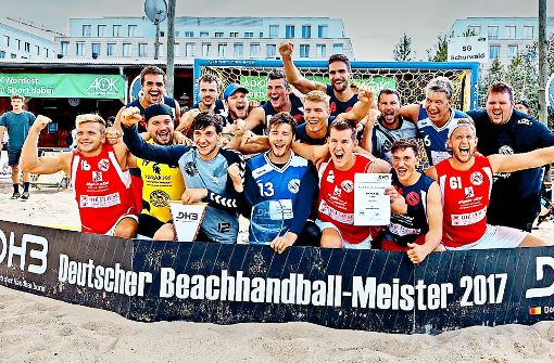 In Siegerpose warfen sich die Beach-Handballer aus Rechberghausen im  August in Berlin, wo sie im vierten Anlauf erstmals die Deutsche Meisterschaft gewannen. Foto: privat
