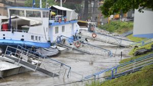 Die Mitarbeiter des Stuttgarter Neckar-Käpt’n kamen nicht auf ihre Schiffe – die Stege standen unter Wasser. Foto: Fotoagentur-Stuttgart