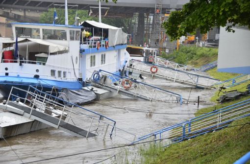 Die Mitarbeiter des Stuttgarter Neckar-Käpt’n kamen nicht auf ihre Schiffe – die Stege standen unter Wasser. Foto: Fotoagentur-Stuttgart