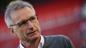 Ein nachdenklicher Michael Reschke: der VfB-Manager hat zuletzt viel Kritik einstecken müssen, richtet nun den Blick aber nach vorne. Foto: Baumann
