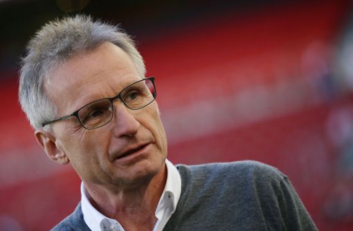 Ein nachdenklicher Michael Reschke: der VfB-Manager hat zuletzt viel Kritik einstecken müssen, richtet nun den Blick aber nach vorne. Foto: Baumann