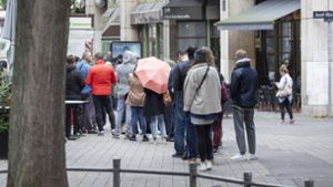 Warteschlangen vor der Ausländerbehörde: Die Wirtschaftskammern wollen daran vorbei. Foto: Lichtgut/Julian Rettig