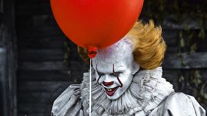 Der böse Clown Pennywise (Bill Skarsgård) ist keineswegs die einzige Widrigkeit im Leben der Teenager in „Es“ Foto: Verleih