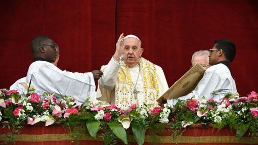Papst Franziskus spendet den Segen „Urbi et orbi“ vom Zentralbalkon des Petersdoms. Foto: Vatican Media/Romano Siciliani/K/Vatican Media