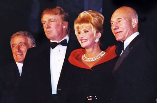 Ivana Trump mit ihrem damaligen Mann Donald bei einer Veranstaltung im Jahr 2000. Foto: IMAGO/APress/IMAGO