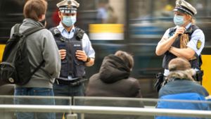 Die Maskenpflicht  wird durch die Polizei durchgesetzt – auch in Stuttgarts Bussen und Bahnen. Foto: dpa/Sebastian Gollnow