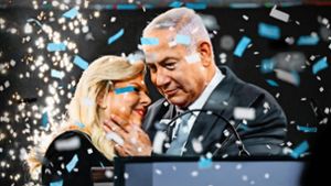 Große Inszenierung eines Zittersiegs: Ministerpräsident Benjamin Netanjahu und seine Frau Sara lassen sich feiern. Foto: AFP