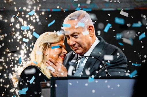 Große Inszenierung eines Zittersiegs: Ministerpräsident Benjamin Netanjahu und seine Frau Sara lassen sich feiern. Foto: AFP