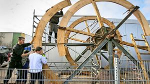 Jugendliche haben mit ihren Jobpaten ein historisches Mühlrad  restauriert. Es hat heute in Ditzingen  ebenso seinen festen Platz  wie das Repaircafé. Foto: factum/Archiv