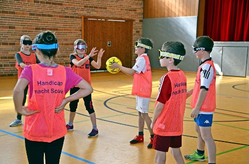 Mit verbundenen Augen Fußball spielen: Das lernen die Viertklässler der  Jahnschule im Sportunterricht. Foto: Fatma Tetik