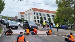 Aktivisten der „Letzten Generation“ haben sich am vergangenen Montag auf einer Hauptverkehrsstraße in  Esslingen festgeklebt. Foto: Elke Hauptmann