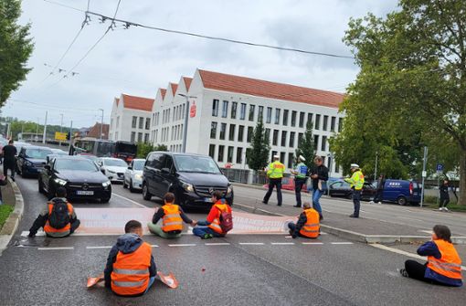 Aktivisten der „Letzten Generation“ haben sich am vergangenen Montag auf einer Hauptverkehrsstraße in  Esslingen festgeklebt. Foto: Elke Hauptmann