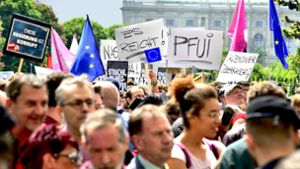 Empörung auf dem Wiener Ballhausplatz: Tausende Demonstranten fordern den Rücktritt der Regierung aus ÖVP und FPÖ. Foto: dpa/Herbert Neubauer