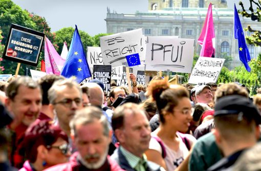 Empörung auf dem Wiener Ballhausplatz: Tausende Demonstranten fordern den Rücktritt der Regierung aus ÖVP und FPÖ. Foto: dpa/Herbert Neubauer