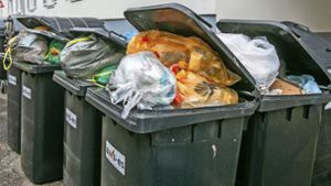 Volle Restmülltonnen im Landkreis Esslingen: Im vergangenen Jahr fiel mehr häuslicher Abfall an als vor der Coronapandemie. Foto: Roberto Bulgrin
