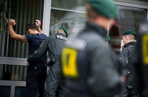 Sicherheitsmaßnahmen vor dem Landgericht beim ersten Prozess 2013: Die Polizei ist alarmiert, wenn es um Black Jackets und Red Legion geht. Foto: Max Kovalenko