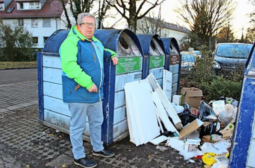 Martin Vosbeck ärgert sich über den Dauer-Müllhaufen am Friedhof. Foto: Holowiecki
