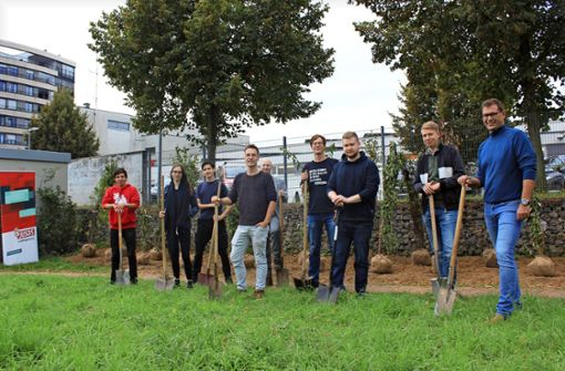 Die Jusos haben Bäume gepflanzt. Mit dabei waren der SPD-Ortsvereinsvorsitzende Florian Wanitschek (Dritter von rechts) und der Kornwestheimer Erste Bürgermeister Daniel Güthler (ganz rechts im Bild). Foto: Melanie Bürkle