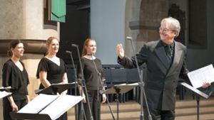 Peter Philipps und Sängerinnen von The  Tallis Scholars in der  Stiftskirche Foto: Holger Schneider