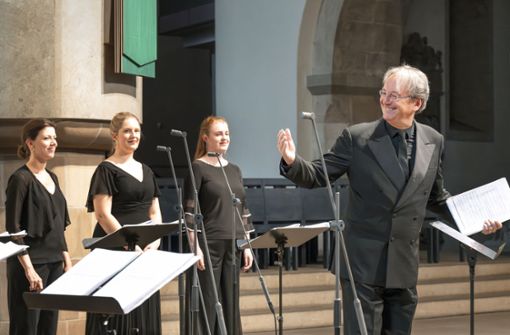 Peter Philipps und Sängerinnen von The  Tallis Scholars in der  Stiftskirche Foto: Holger Schneider