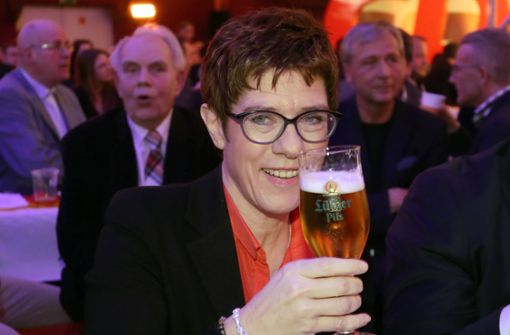 Annegret Kramp-Karrenbauer, CDU-Bundesvorsitzende, hält beim 24. Politischen Aschermittwoch der CDU Mecklenburg-Vorpommern ein Glas Bier in der Hand. Foto: dpa