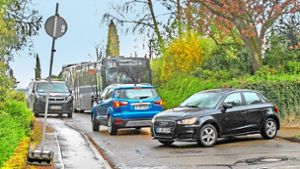 Immer wieder blockieren sich Linienbusse und Fahrzeuge auf dem Ziegelhof. Foto: Roberto Bulgrin