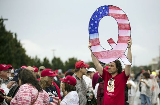 „QAnon“-Anhänger verbreiten abstruse und unbelegte Theorien. Foto: AP/Matt Rourke