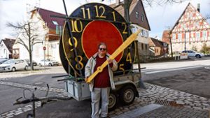 Pfarrer Andreas Roß freut sich, dass die Kirchturmuhr in Hildrizhausen bald wieder die Zeit anzeigt Foto: Stefanie Schlecht