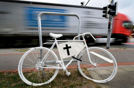Ein Fahrrad mit schwarzem Kreuz erinnert an einen tödlichen Unfall an einer Kreuzung. Foto: dpa