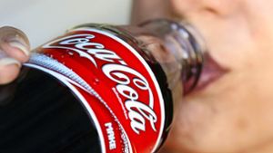 Kunststoff oder Glas: Coca-Cola-Käufer haben die Wahl. Foto: dpa/Gero Breloer